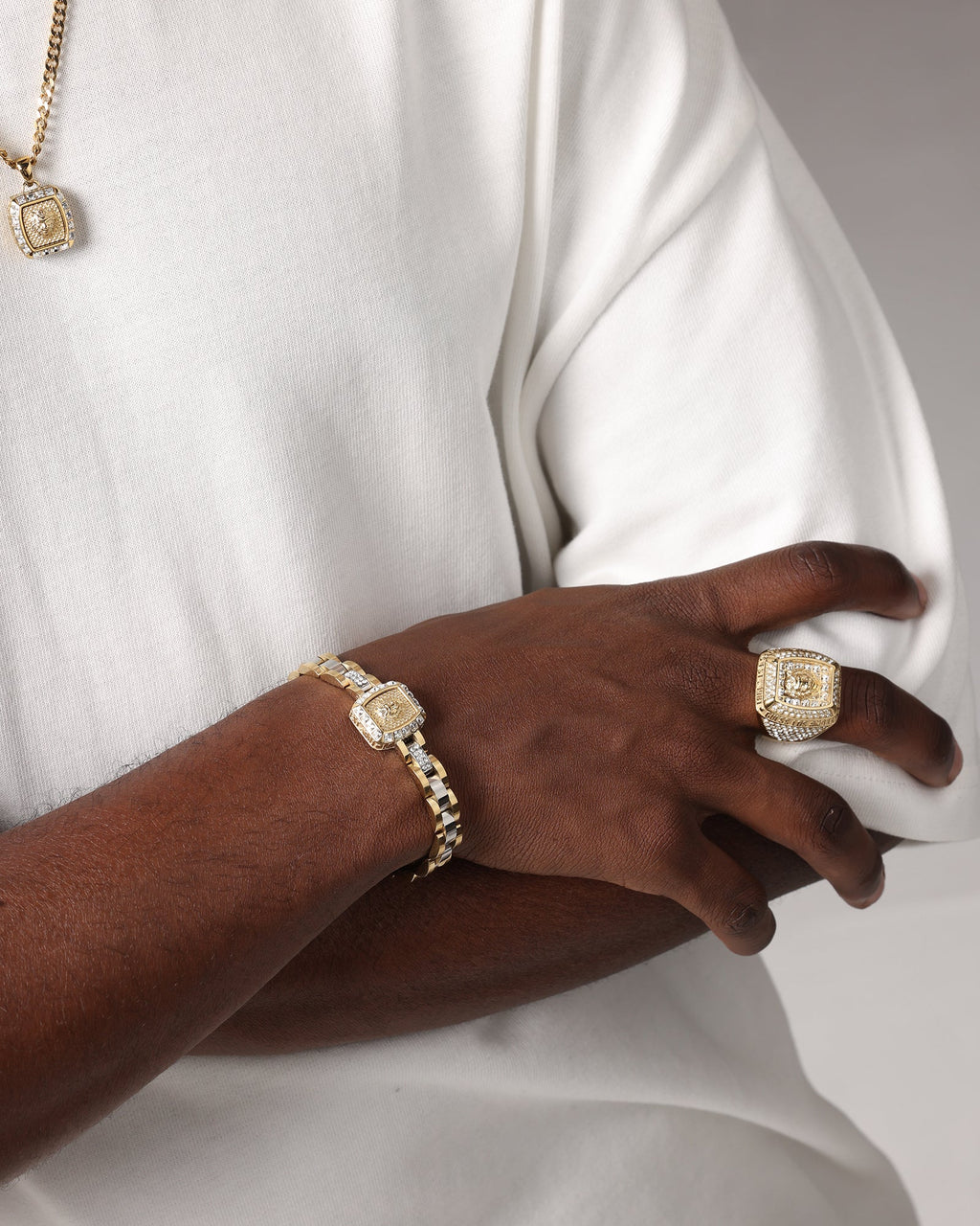 GUESS MAINLINE Guess Mainline 14mm Lion Pave Signet Ring Gold